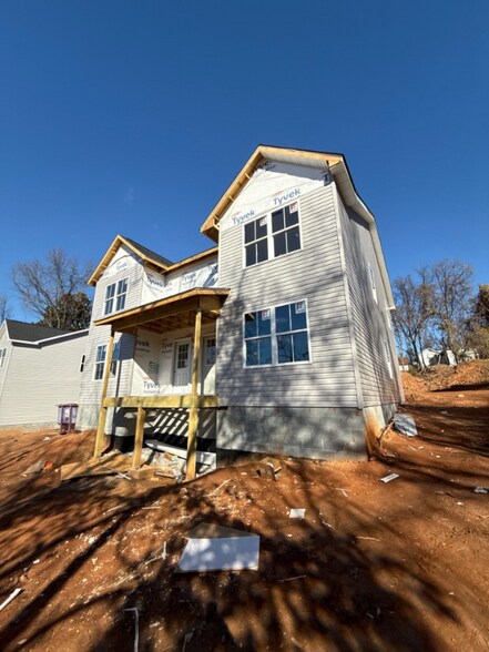 Building Photo - 2318 Holiday St