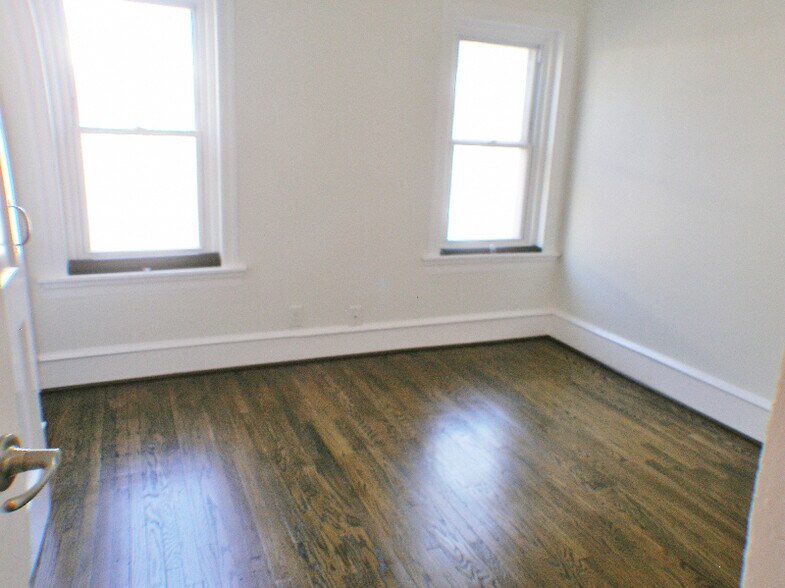 Building Photo - 550 E Washington Ln