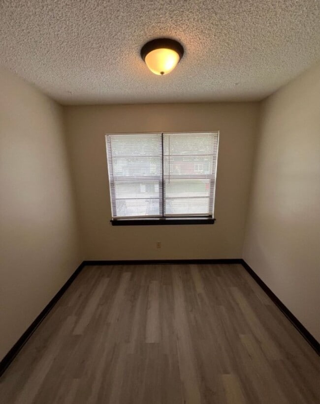 Building Photo - Spacious 2 Bedroom Duplex with Garage and ...