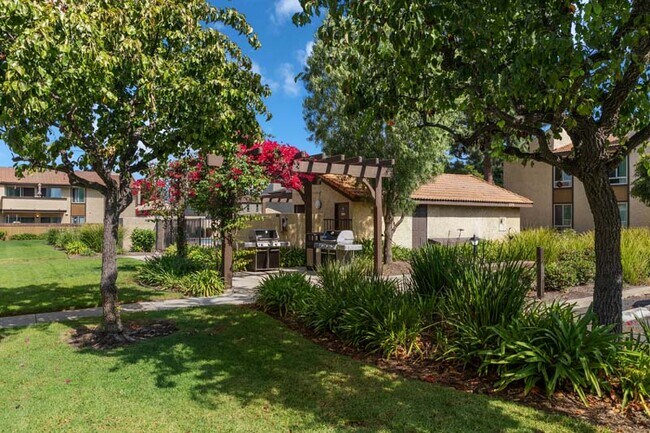 Building Photo - Villa Camarillo Apartments
