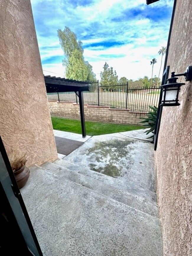 Building Photo - 2323 Easthills Dr