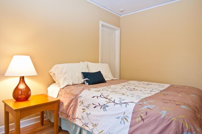 Building Photo - Spacious 3-Bedroom Duplex with Garage and 2 bathrooms in Minneapolis!