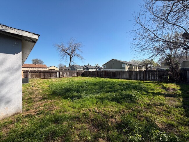 Building Photo - 1534 Nadine Ave