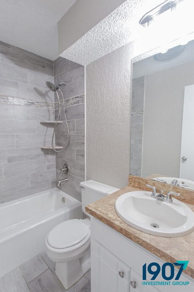 Building Photo - Spacious 5-Bedroom Home in Moore with Rece...
