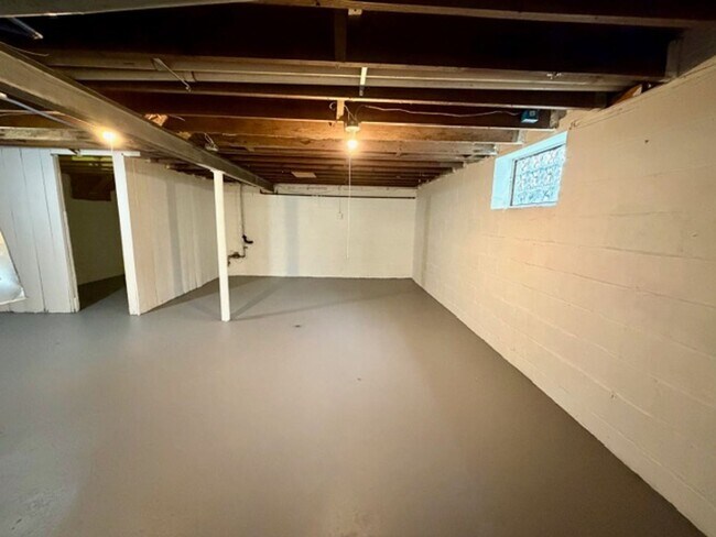 Building Photo - 4 Bedroom 2 Bath Brick Tudor For Lease Wel...