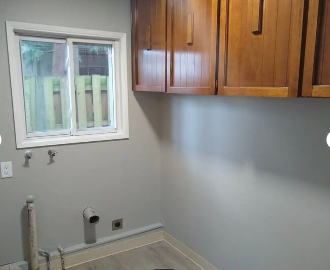 Building Photo - Beautiful 3 bedroom ranch on quiet cul-de-...