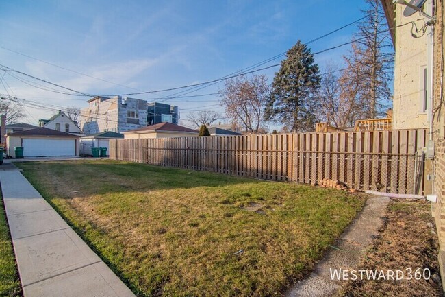 Building Photo - Gut rehabbed attic 1bedroom available Apri...