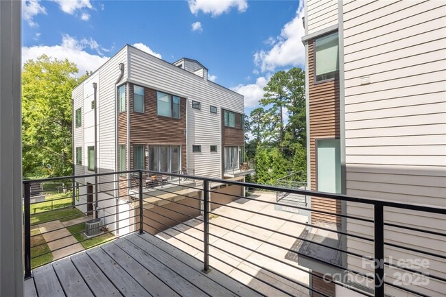 Building Photo - 1008 Westbrook Dr