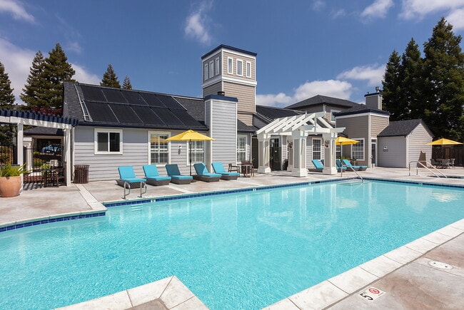 Building Photo - Crow Canyon