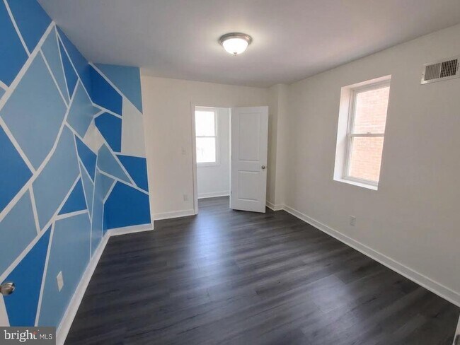 Building Photo - 5751 Larchwood Ave