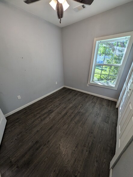 Building Photo - 406 Goliad St