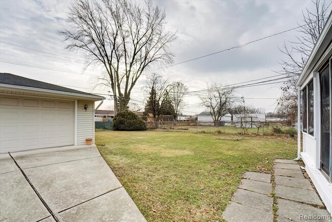 Building Photo - 32536 Warner Dr