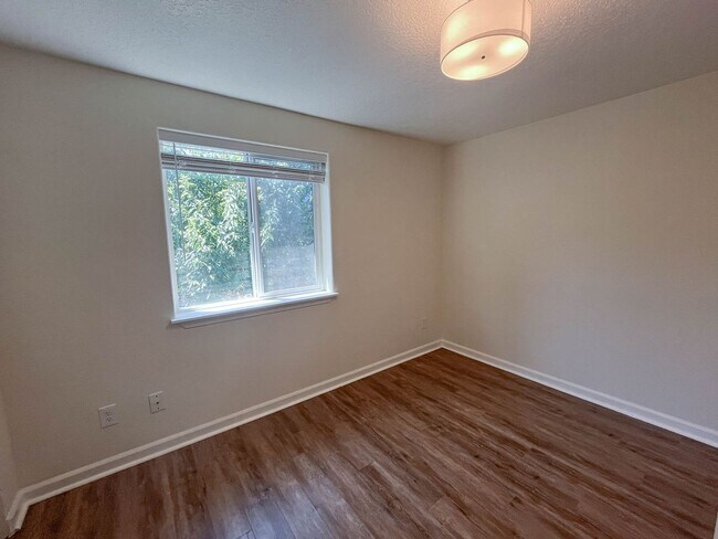Building Photo - Charming SE Portland Home in a Central, Accessible Location