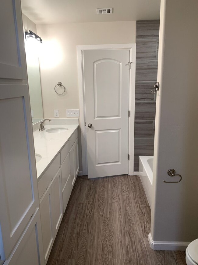 Building Photo - 3 bedroom duplex in Newcastle