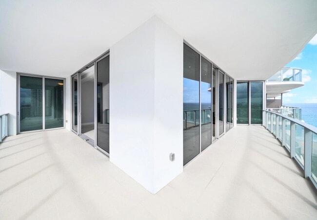 Building Photo - 3100 N Ocean Dr