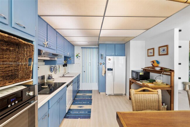 Building Photo - 5055 Collins Ave