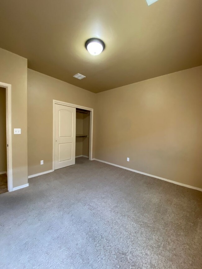 Building Photo - Gorgeous Home, New Carpet & Great Location!