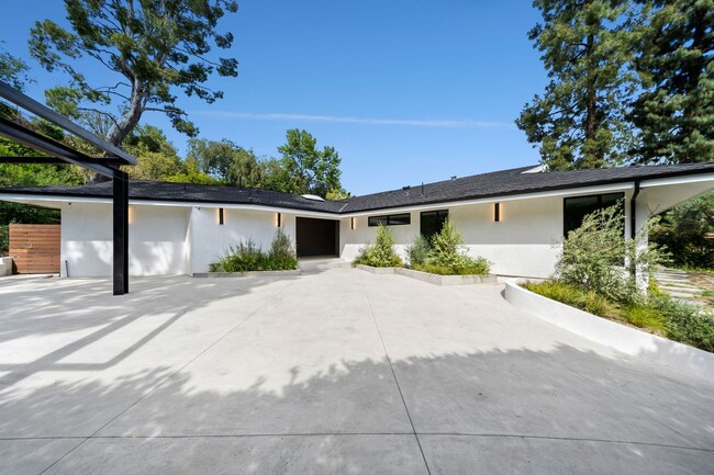 Building Photo - 16105 Clear Oak Dr