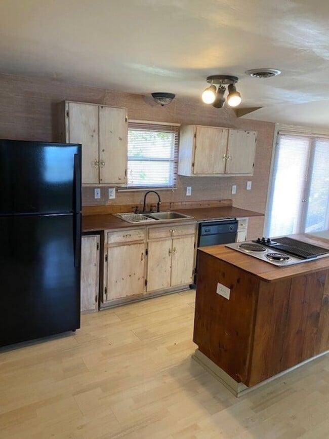 Building Photo - Introducing a charming 3-bedroom, 2-bathroom house located in the desirable Carolina Beach, NC.