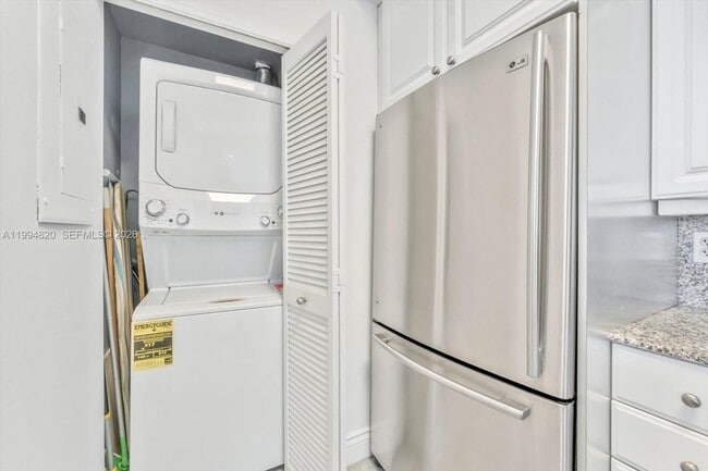 Building Photo - 888 Brickell Key Dr