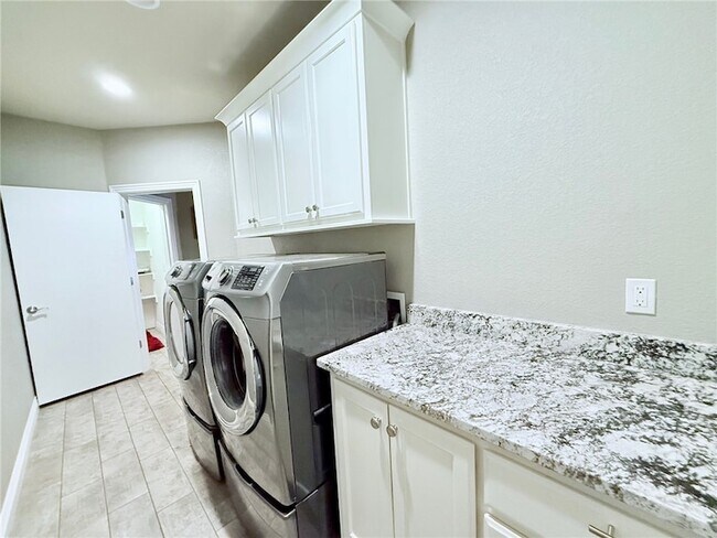 Building Photo - 525 N Salem Rd