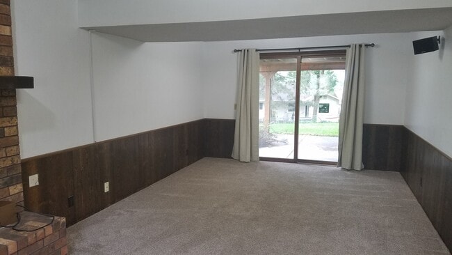 Building Photo - Split level with huge yard