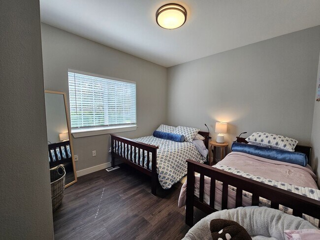 Building Photo - Beautiful, updated home in well-established Puyallup neighborhood!