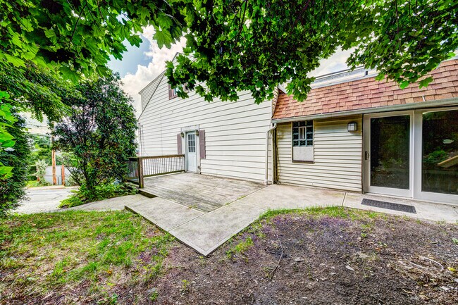 Building Photo - AVAILABLE AUGUST 2026 - Beautiful 3 Bedroom Home w/ OFF-STREET PARKING & Deck!