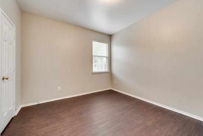 Building Photo - Great Location in Desoto!!