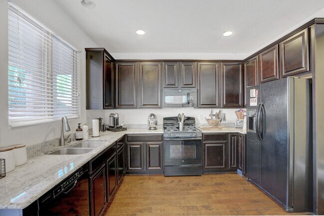 Building Photo - WONDERFUL 3 BEDROOM HOME IN THE SOUTHWEST!