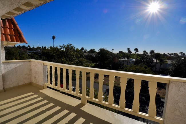 Primary Photo - 605 San Vicente Blvd