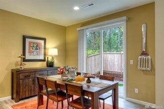 Building Photo - Beautiful 6BD/3BA home nestled in desirable Rainer Ridge neighborhood