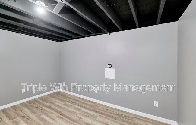 Building Photo - 9823 Meadowview Dr
