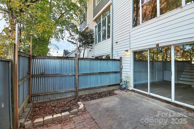 Building Photo - 2040 Atherton Heights Ln