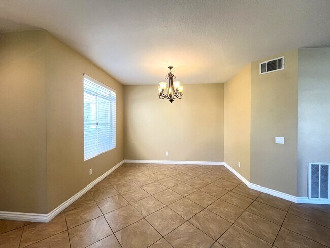 Building Photo - 3 bed, 3 bath located in Ontario, CA!