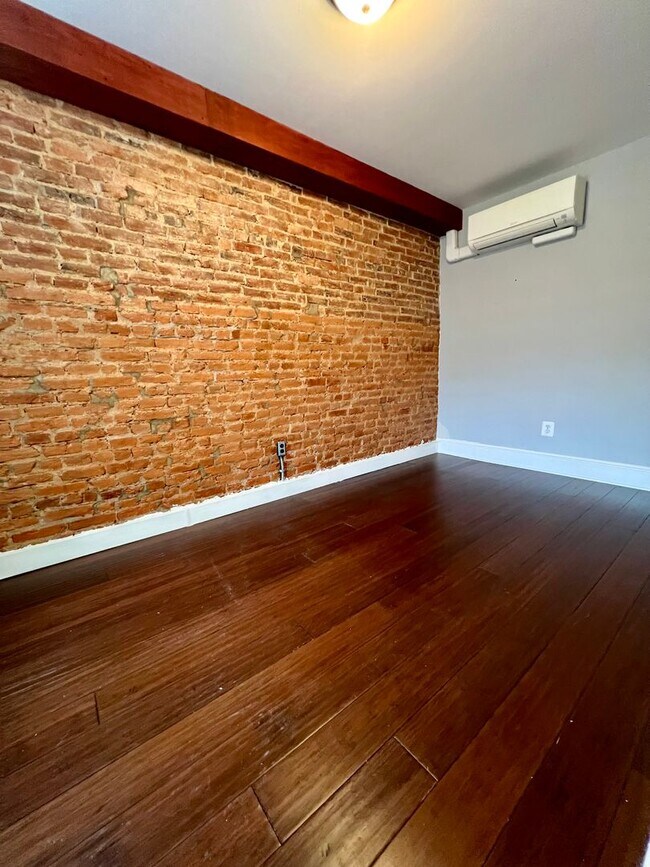 Building Photo - Stunning 4-Bedroom Townhome in the Heart of Fishtown! Available NOW!
