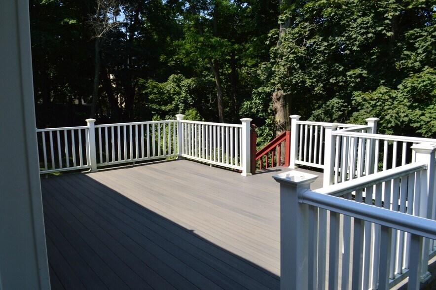 Building Photo - 44 Lake Ter