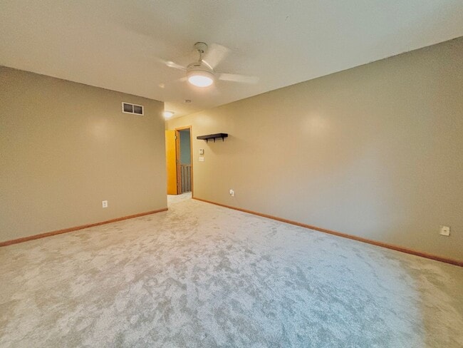 Building Photo - Gorgeous 3 Bedroom 4 Bath End Unit in Eagan