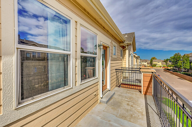 Building Photo - "Elegant 3-Bed, 2.5-Bath Home with Granite...