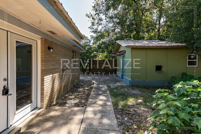 Building Photo - Brick 3BD 2BA with Large Private Yard!