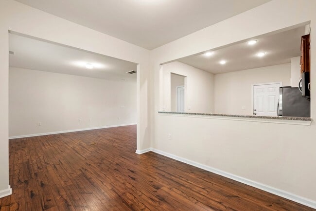 Building Photo - Elegant Townhome Near Southpoint Mall!