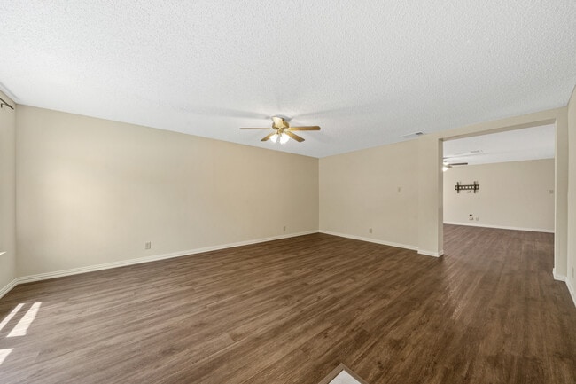 Building Photo - 4527 Stradford Pl