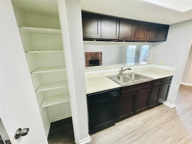 Building Photo - 2612 Gwendolyn Ln