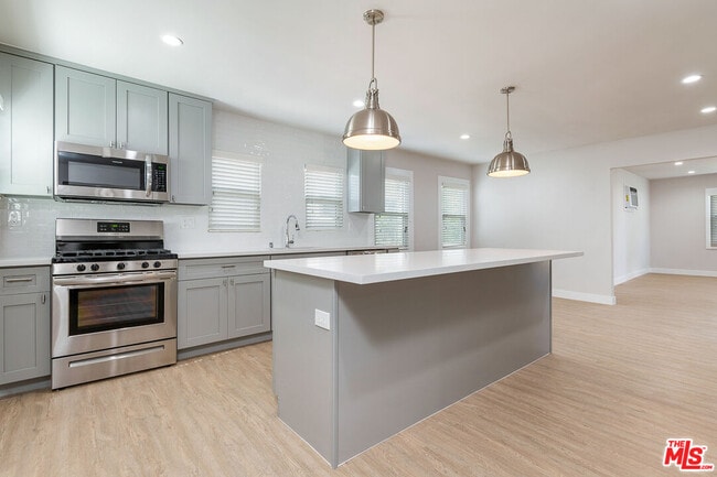 Building Photo - 2920 Alsace Ave