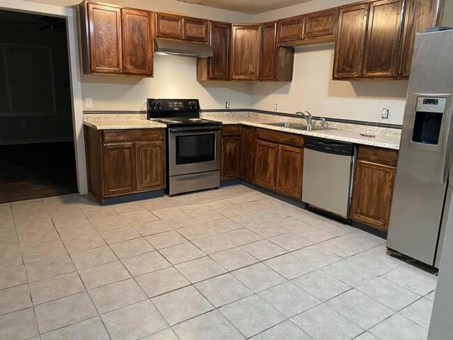 Building Photo - 618 Robinson Dr