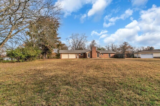 Building Photo - 341 Hickory Dr