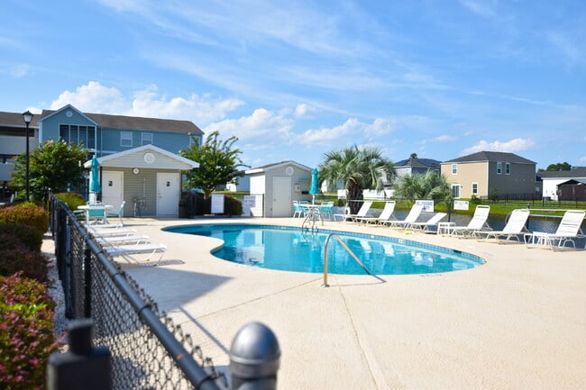 Building Photo - Spacious Condo Beautifully Furnished