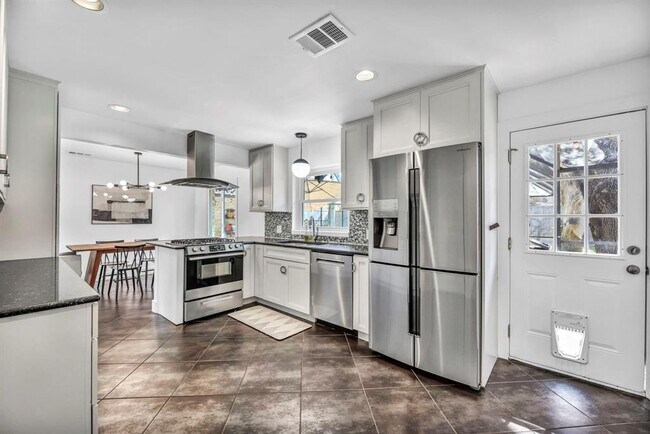 Building Photo - 2805 Silverway Dr