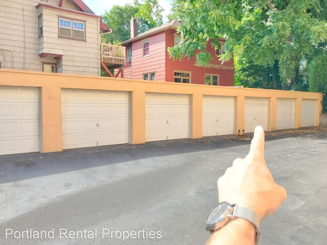 Building Photo - Studio, 1 bath House - 2829 SE Belmont St....