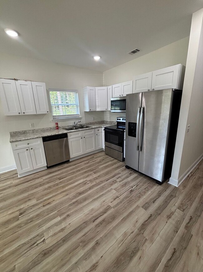 Building Photo - Brand New 3 Bedroom, 2 Bathroom Duplex in ...